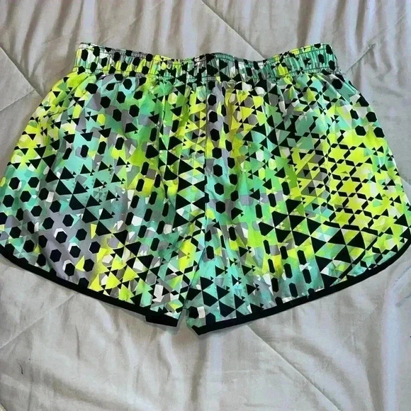 Victoria Sport Shorts A2 - Picture 2 of 3